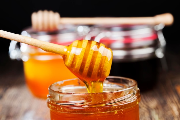 Bellissimo miele naturale di colore ambrato, miele d'api