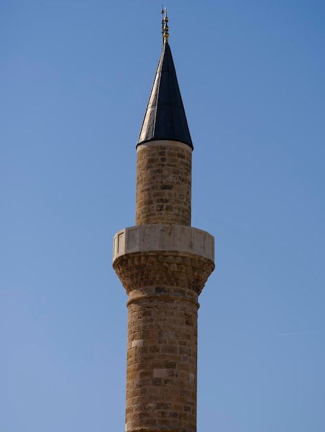 Bellissimo minareto di una vecchia moschea