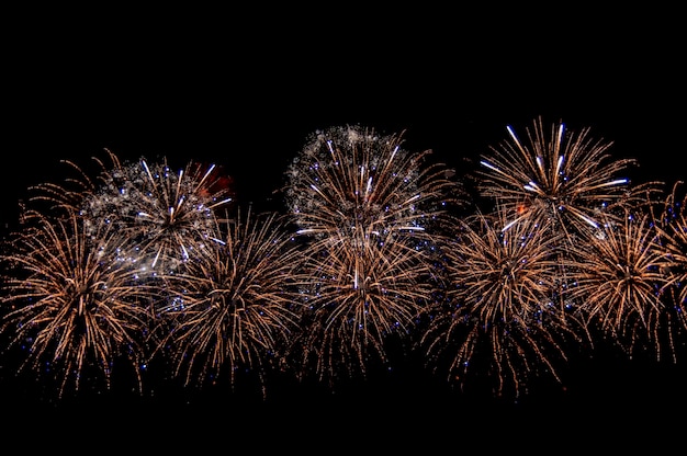 Bellissimo modello astratto con fuochi d'artificio di saluto su sfondo scuro