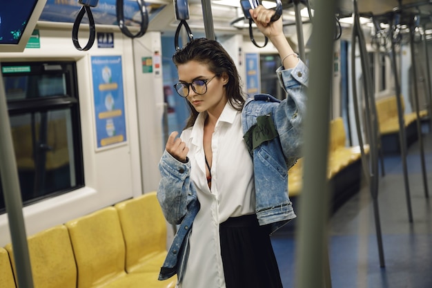 bellissimo modello è in posa in carrozza del treno della metropolitana