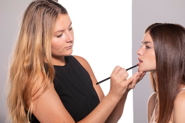 Bellissimo modello femminile con trucco naturale fatto da un artista professionista