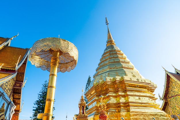 bellissimo monte d'oro al tempio di Wat Phra That Doi Suthep a Chiang Mai, Thailandia.