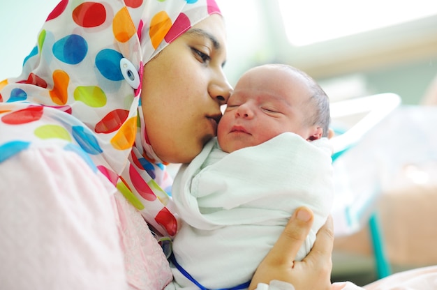 Bellissimo neonato nelle mani di sua madre.