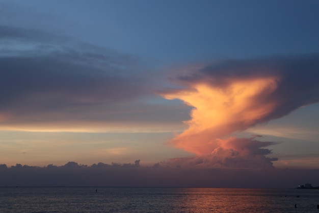 Bellissimo oceano con vista sul mare prima del tramonto