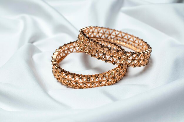 Bellissimo oro rosa con gioielli da sposa con diamanti o bracciale a mano su tela di seta bianca