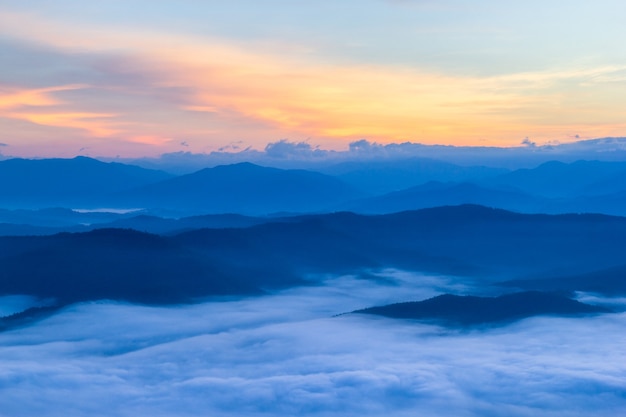 Bellissimo paesaggio al mattino con nebbia a Doi Samer Dao, Parco Nazionale dello Sri Nan, provincia di Nan, Thailandia