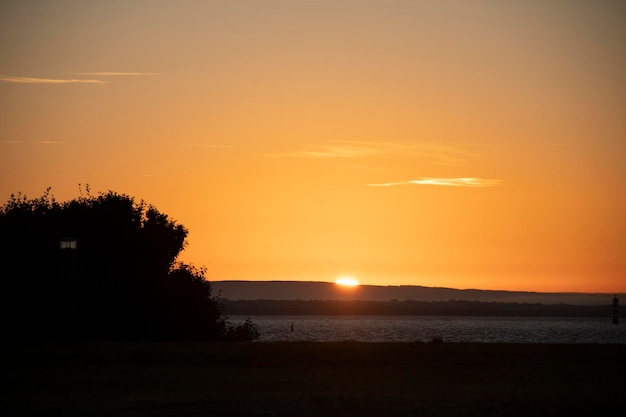 Bellissimo paesaggio alba con mare calmo a galway irlanda