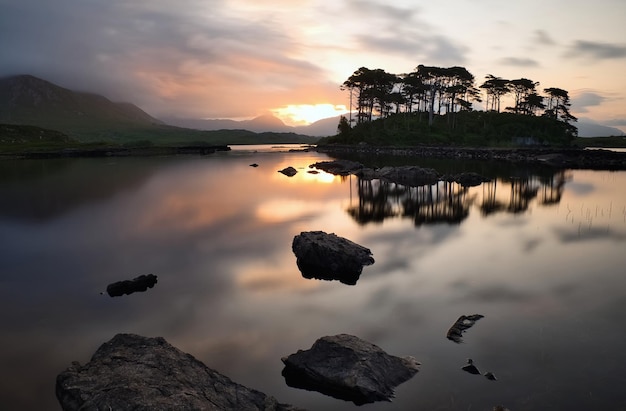 Bellissimo paesaggio all'alba sul lago di dodici pini isola di Connemara Irlanda galway