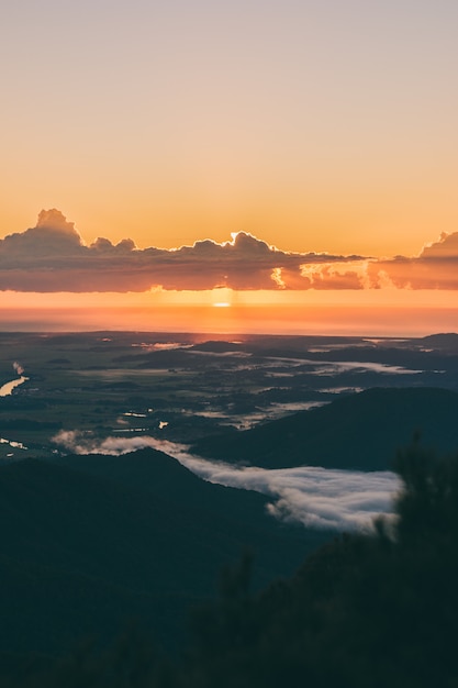 Bellissimo paesaggio all'alba