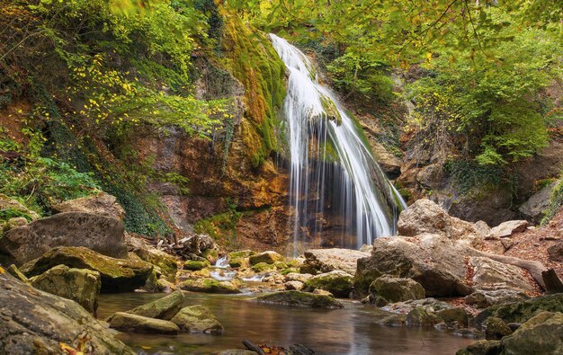 Bellissimo paesaggio autunnale con cascata Dzur-Dzur in Crimea