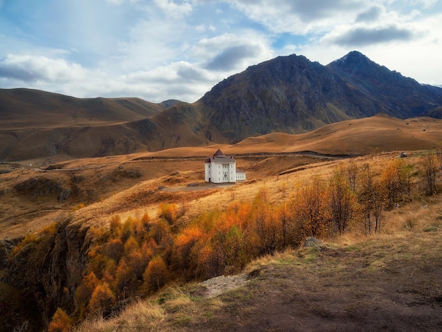 Bellissimo paesaggio autunnale con la montagna del Caucaso della valle di GilSu