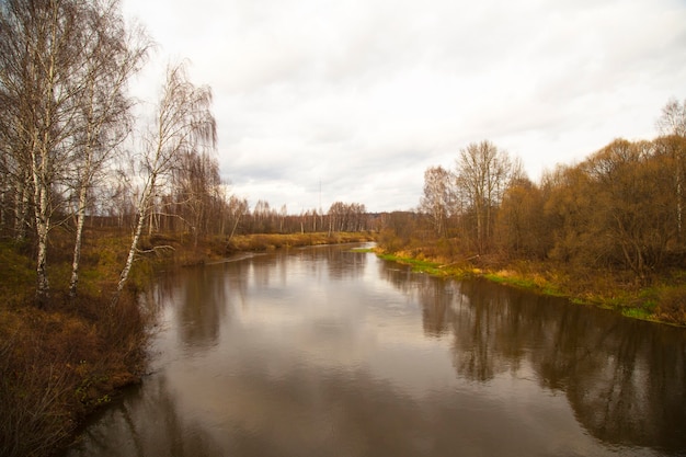 Bellissimo paesaggio autunnale con riflesso nel lago