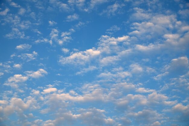 Bellissimo paesaggio celeste con molte nuvole bianche e leggere in alto nella stratosfera in una giornata di sole