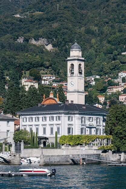 Bellissimo paesaggio cittadino sul lago di Como Italia