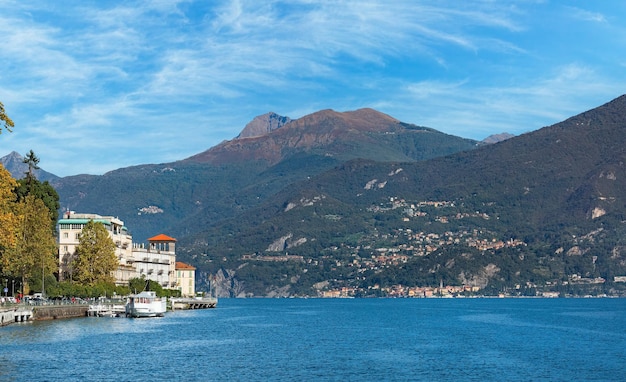 Bellissimo paesaggio cittadino sul lago di Como Italia