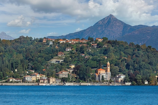 Bellissimo paesaggio cittadino sul lago di Como Italia