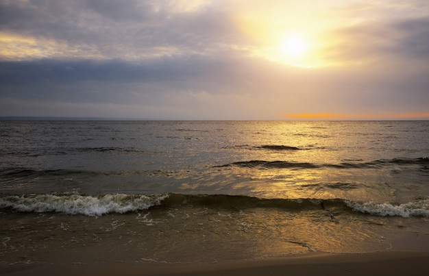 Bellissimo paesaggio con cielo al tramonto. Mattina, alba sul mare.