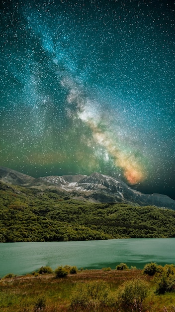 Bellissimo paesaggio con cielo stellato