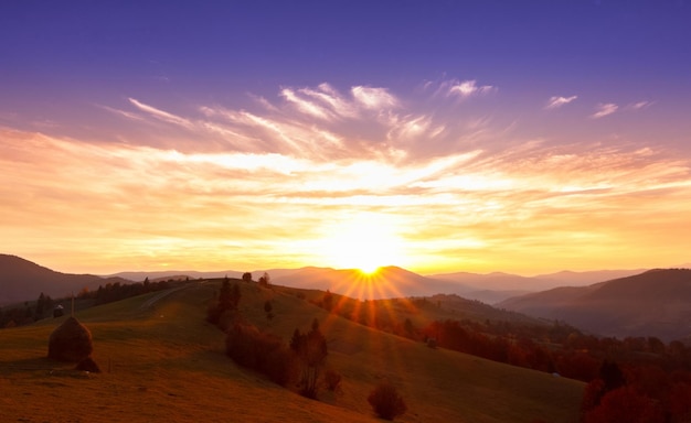 Bellissimo paesaggio con colline e montagne