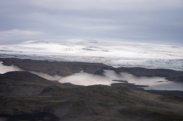 Bellissimo paesaggio con ghiacciaio sul sentiero Fimmvorduhals della giornata di sole estivo, Islanda.