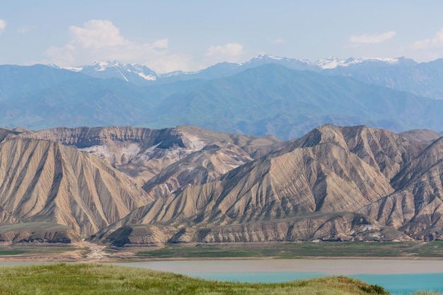 Bellissimo paesaggio con il lago Toktogul colorato catena montuosa arida Tien Shan Kirghizistan