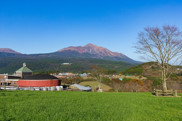 Bellissimo paesaggio con il monte Kirishima