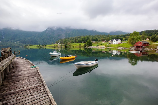 Bellissimo paesaggio con lago e barca in Norvegia