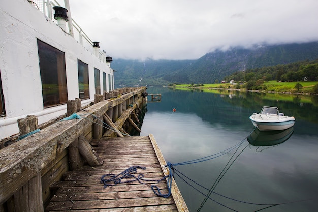 Bellissimo paesaggio con lago e barca in Norvegia