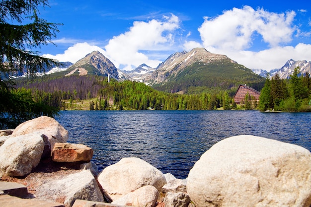 Bellissimo paesaggio con lago In Alti Tatra