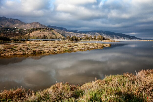 Bellissimo paesaggio con lago