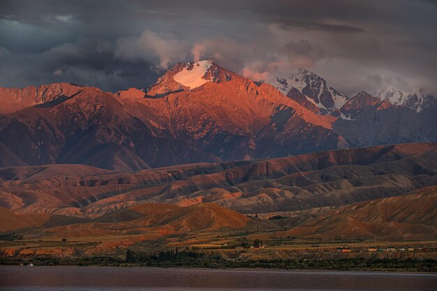 bellissimo paesaggio con le montagne al tramonto