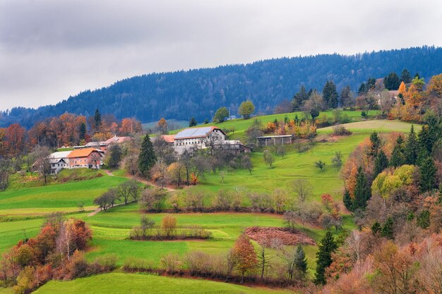 Bellissimo paesaggio con le montagne delle Alpi vicino al lago di Bled in Slovenia. Viaggia in Europa