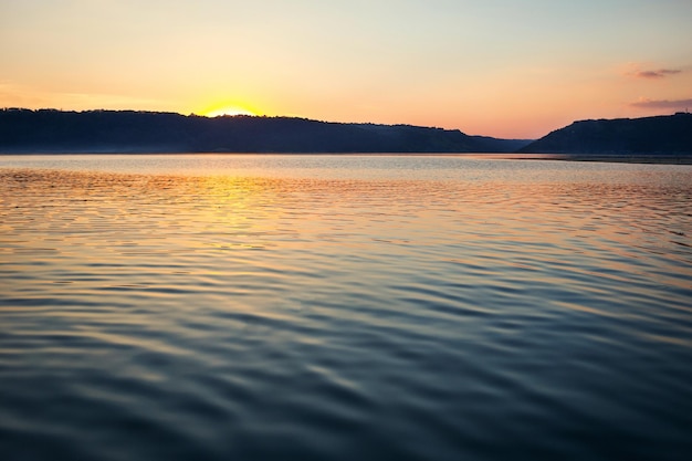 Bellissimo paesaggio con magnifico cielo nuvoloso al tramonto del fiume Dnestr