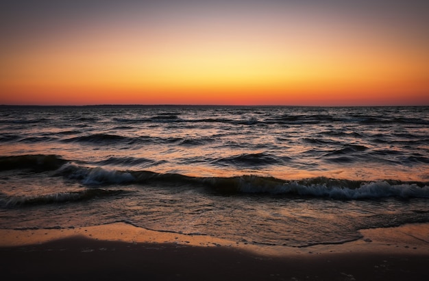 Bellissimo paesaggio con mare e cielo al tramonto. Composizione della natura