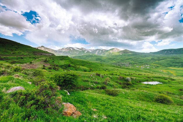 Bellissimo paesaggio con montagne verdi e magnifico cielo nuvoloso. Esplorando l'Armenia