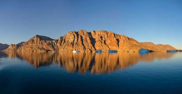 Bellissimo paesaggio con riflesso nell'acqua in Groenlandia