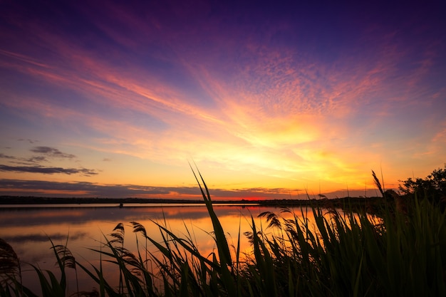 Bellissimo paesaggio con tramonto