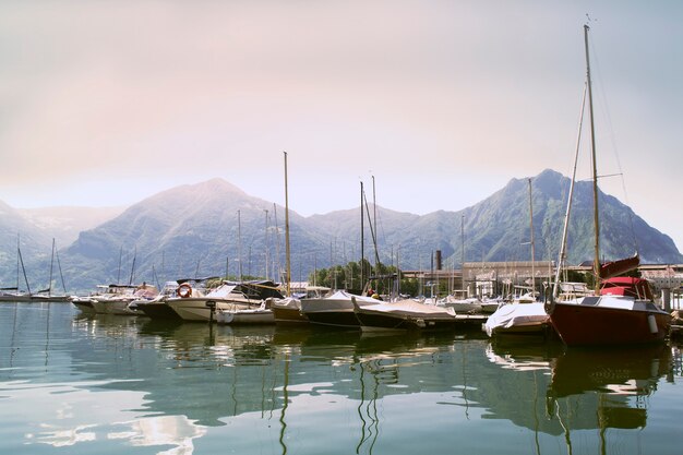 Bellissimo paesaggio con un porto e barche sull'acqua