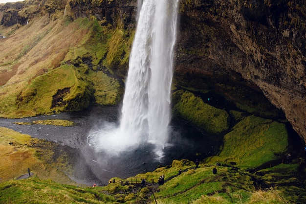 Bellissimo paesaggio con una cascata islandese