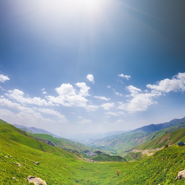 Bellissimo paesaggio con verdi colline e magnifico cielo nuvoloso che esplora l'Armenia