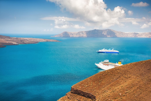 Bellissimo paesaggio con vista mare. Navi da crociera al mare. Isola di Santorini, Grecia.