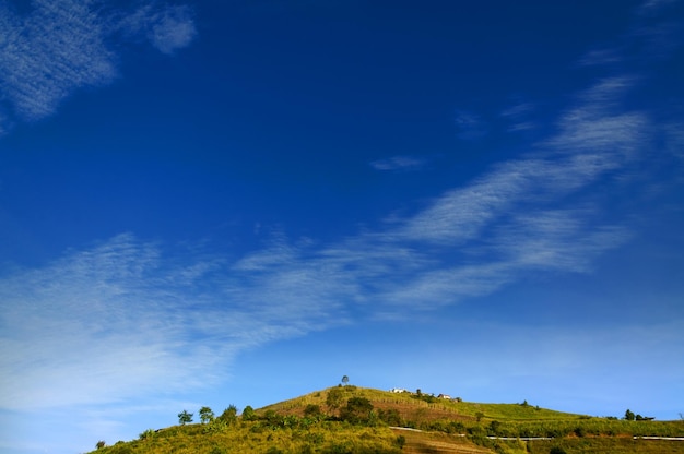 Bellissimo paesaggio con vista sulle nuvole in montagna nel nord della Thailandia