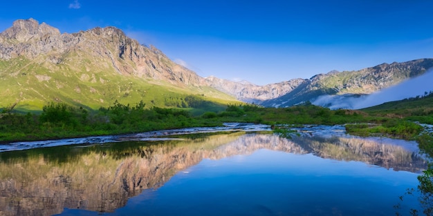 bellissimo paesaggio da favola con un bellissimo lago