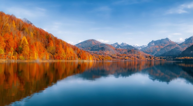 Bellissimo paesaggio da favola in un tramonto