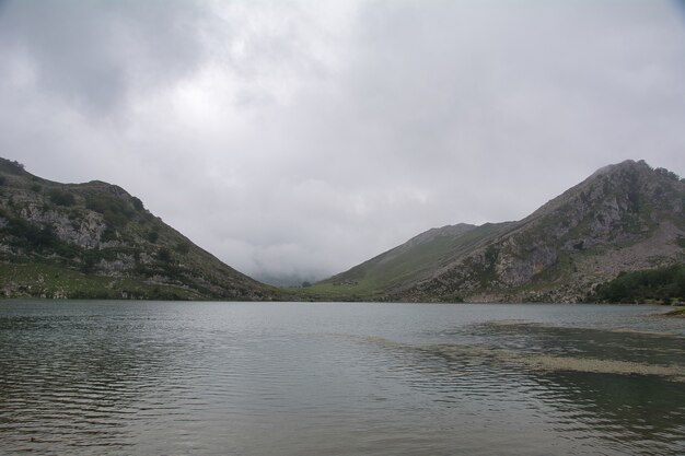 bellissimo paesaggio dei laghi di covadonga nelle asturie in spagna lago enol lago ercina