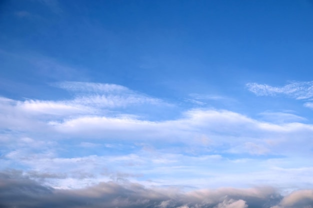 Bellissimo paesaggio del cielo con nuvole bianche chiare alte nella stratosfera e strato di nuvole scure