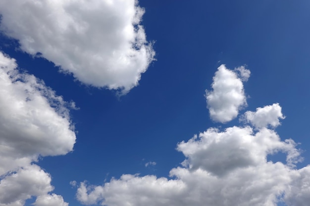 Bellissimo paesaggio del cielo con soffici nuvole bianche e grigie nel cielo blu profondo