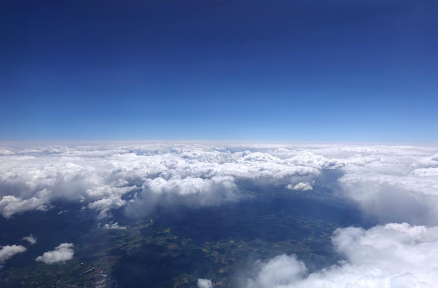 Bellissimo paesaggio del cielo con vista dall'aereo sopra dense nuvole bianche alte nella stratosfera