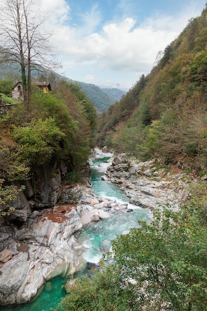 Bellissimo paesaggio del fiume in Piemonte Italia