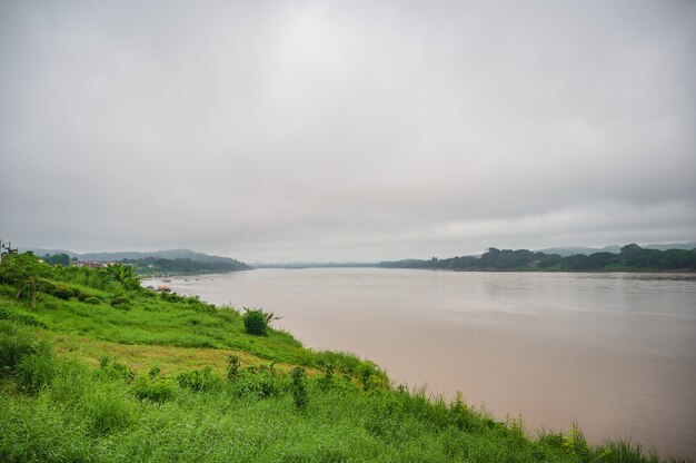 Bellissimo paesaggio del fiume Mekhong tra Thailandia e Laos dal distretto di Chiang Khan. Il Mekong, o fiume Mekong, è un fiume transfrontaliero nell'Asia orientale e nel sud-est asiatico